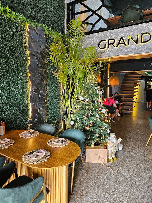 Grand Cafe: Taste the Island Elegance