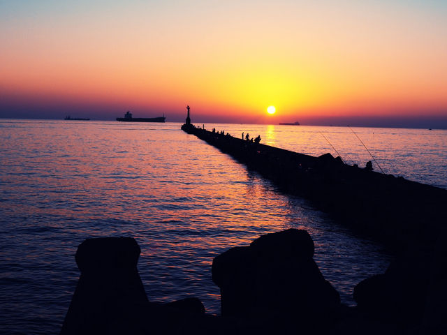 高雄最美夕陽：西子灣不只是海，是生活的詩