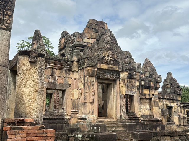 มนต์เสน่ห์ขอมโบราณกลางทุ่งอีสานใต้