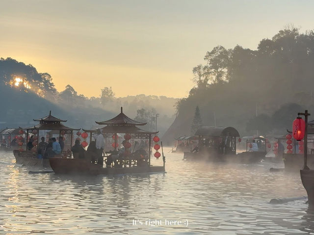 ล่องเรือบ้านรักไทยตอนเช้าในหมอกฝัน ☁️🚣‍♀️