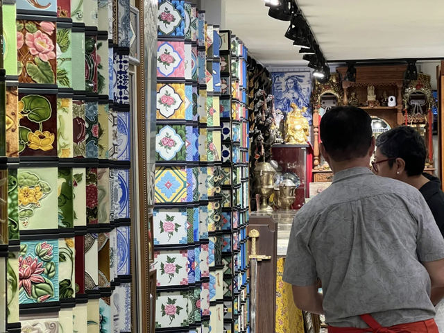Singapore's Hidden Gem: Discovering Authentic Peranakan Antique Tiles! 🇸🇬✨