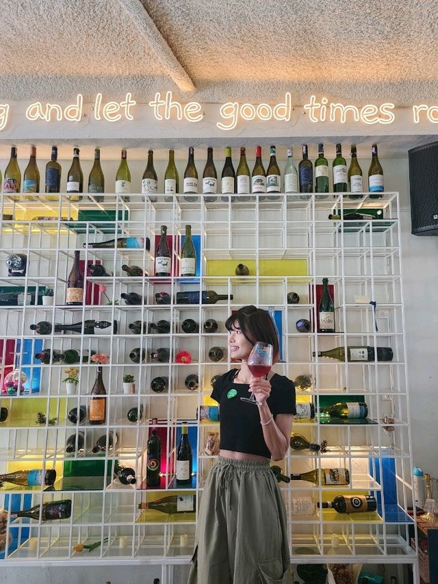 【バンコク🇹🇭】ワイングラスにペイント🖌️お洒落なBar