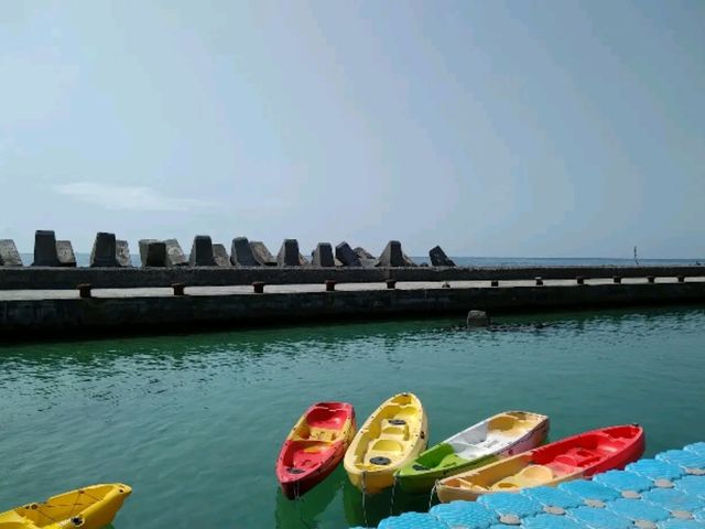 🌊 藍天碧海間的勇者試煉｜小琉球「厚石魚澳」浮潛天堂與跳海熱點