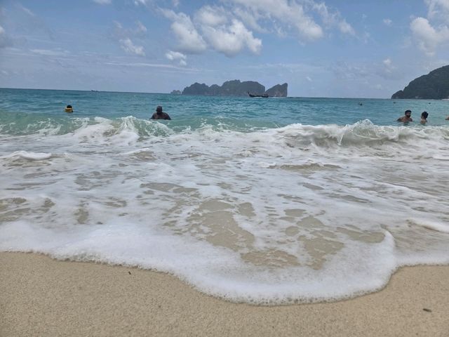 🏖️ Long Beach bliss : Phi Phi’s Secret Stretch of Paradise! Turquoise calm, white sand! 🏖️ Long Beach bliss : Phi Phi’s Secret Stretch of Paradise! Turquoise calm, white sand!