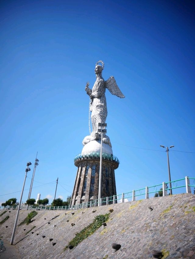 🇪🇨 키토 대성당과 천사상