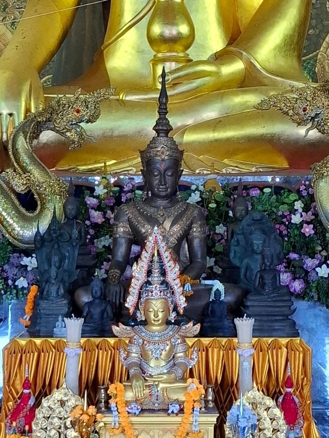 พระประธานสีทองอร่าม ในโบสถ์ไม้สัก