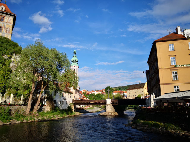 Riverside Magic✨ Lazebnický Most – Gateway to Český Krumlov’s Fairytale Old Town