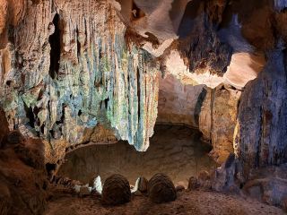 Sung Sot 洞穴 — 下龍灣最令人印象深刻的景點之一