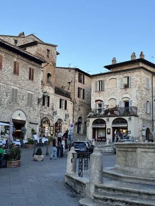 平穏が宿るアッシジのクララ広場