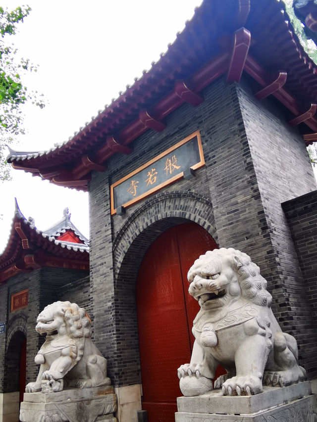 🙏 A Glimpse Into Local Buddhist Life — Huguo Pusa Temple (护国般若寺)