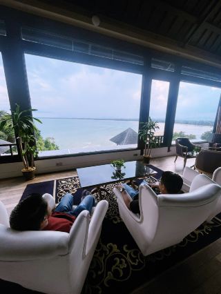 Looking for a luxe seaside escape in Balok? 🏝️ Royale Chulan Villa Cherating delivers a stay that blends pure comfort with memorable personal touches. Right by the peaceful Cherating beach, this resort stands out for its premium villa experience, perfect for couples and families craving privacy, relaxation, and a dash of festive charm.

From arrival, you’ll appreciate the warm hospitality—think free upgrades to Premium Villas featuring your very own private swimming pool! This extra perk really sets the tone for unwinding in style, whether you’re chilling poolside after a day of exploring or soaking in the serene atmosphere. The villa interiors are spacious and beautifully maintained, with thoughtful details (like the white, shell-shaped soap dish and chic black countertop) making even your morning routine feel special.

Foodies will love the resort’s dining options, especially the buffet spreads during special occasions. My Deepavali eve dinner here was a vibrant celebration, with colourful dishes—both local and international—that added a festive touch to the stay.

Photo tip: Snap a shot in the spacious bathroom with its striking black surfaces and quirky accessories—it’s surprisingly “insta-worthy” for those looking for unique indoor shots, especially when natural sunlight streams in!

Practical tips: Book directly via trip.com for the best rates and upgrade options. Make use of the buggy service for easy access around the property. For extra comfort, request a room with improved ventilation or windows if you’re sensitive to humidity.

Whether you’re seeking a romantic retreat or family relaxation, Royale Chulan Villa Cherating is a top pick in Balok’s scenic coastal haven! #Balok #LuxuryVilla #CheratingBeach #SeasideEscape #Tripcom