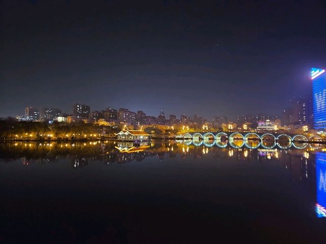 인공 호수 곡강지의 밤 풍경 인공 호수 곡강지의 밤 풍경