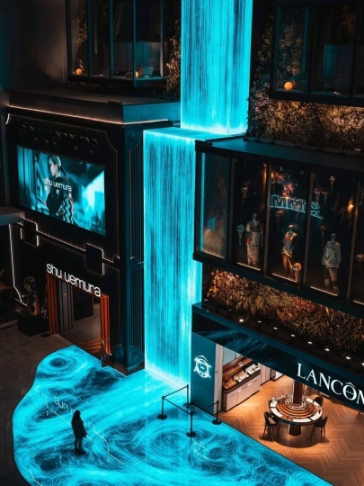 In China, there are very few malls that truly amaze me, but this one is absolutely captivating. Walking around gives off a futuristic vibe.
✨ The most striking feature is the entrance, where there's a 3D waterfall seemingly flowing from mid-air. When you stand close, the images change continuously, creating a mesmerizing and futuristic feel. Additionally, the load-bearing walls inside the mall display animations with light and shadow effects, giving off a high-tech vibe. Outside, there's a giant rolling waterfall wall, which is perfect for taking stunning photos.
The blend of nature and technology here is seamless.

📍 Location
Zhongzhou Bay C Future City
(中洲湾 C Future City)
🏙️ Futian District, Shenzhen
📍 Address: No. 9283 Binhe Avenue, Futian District

🚇 How to get there:
Take the Metro to "Xiasha" Station (夏沙站), Exit B, and walk about 500 meters to reach the mall.

🌟 Nearby attractions:
KK One
Shenzhen Bay Park
Joyful Coast
There are plenty of spots for photos and leisurely walks nearby.