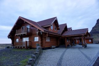 🏡【아이슬란드 숙박. 웰컴 호텔 람바펠】눈 덮인 산기슭에 자리한 꿈결처럼 아늑한 나무 오두막에서 편안한 시간을 보내세요 🏔️♨️🇮🇸