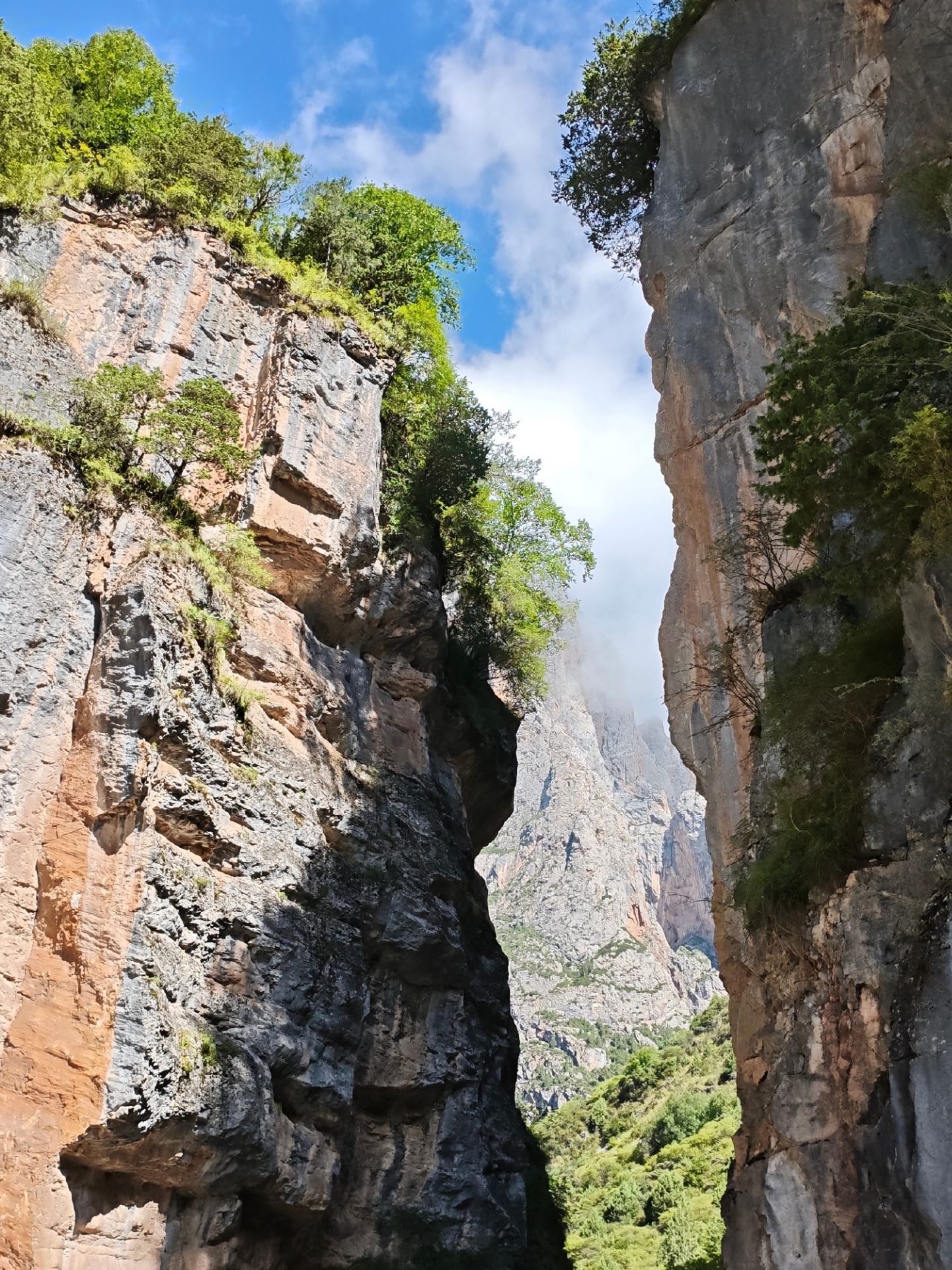 🏔️ Zhagana Yixiantian | Where the Mountains Leave Only a Sliver of Sky
