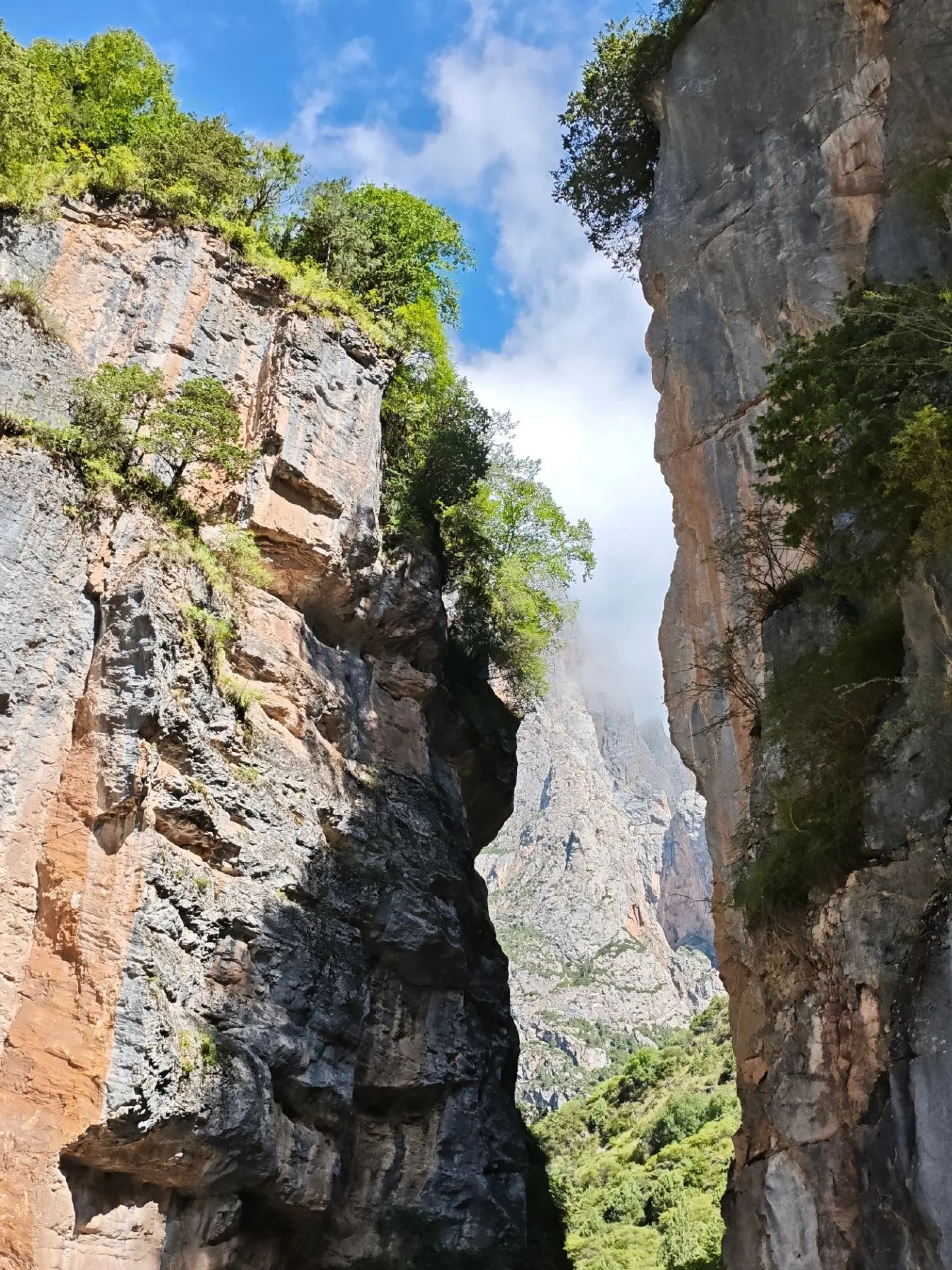 🏔️ Zhagana Yixiantian | Where the Mountains Leave Only a Sliver of Sky