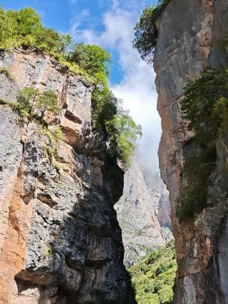 🏔️ Zhagana Yixiantian | Where the Mountains Leave Only a Sliver of Sky