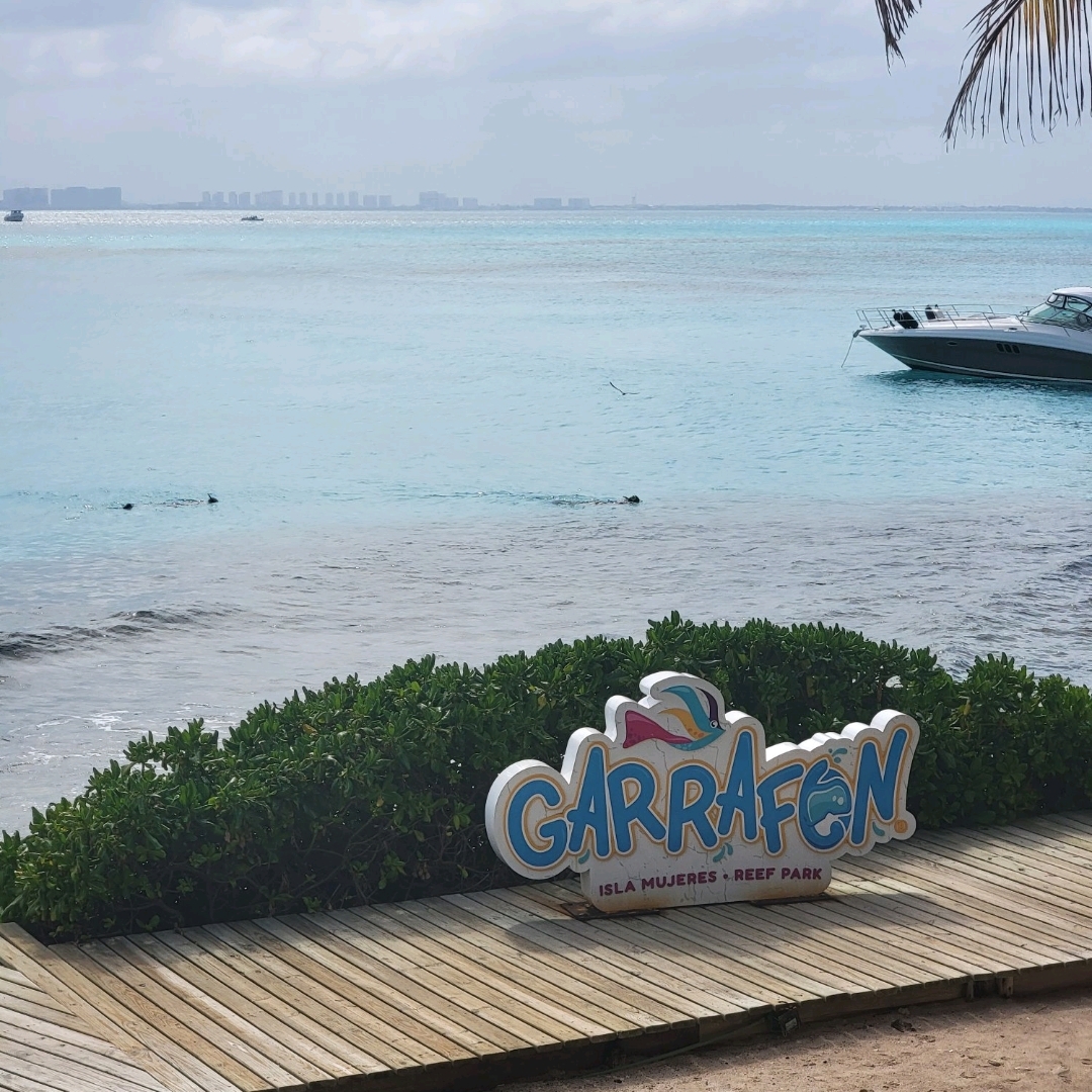 Address: Isla de la Della, Mexico
Environment/Facilities - Snorkeling, ropes, infinity pool
Features: environment, clear water and fine sand
Price per person: $200
Rating -4