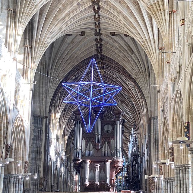 Day tour at Exeter. The Cathedral is stunning ✨