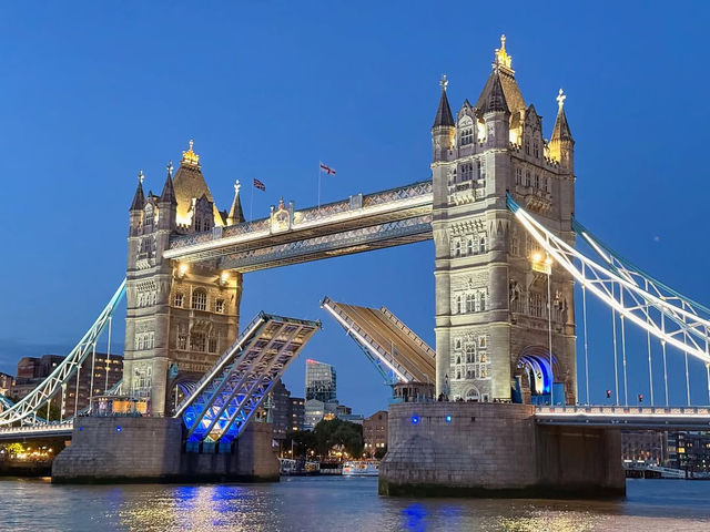 🌉 London’s Timeless Gatekeeper: Tower Bridge Unfolded 🌇  