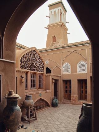 🇮🇷 遊歷伊朗就像閱讀一部古老的史詩，它橫跨山脈、沙漠和…