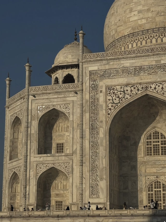 🇮🇳 Taj Mahal is a famous white marble mausoleum in Agra.