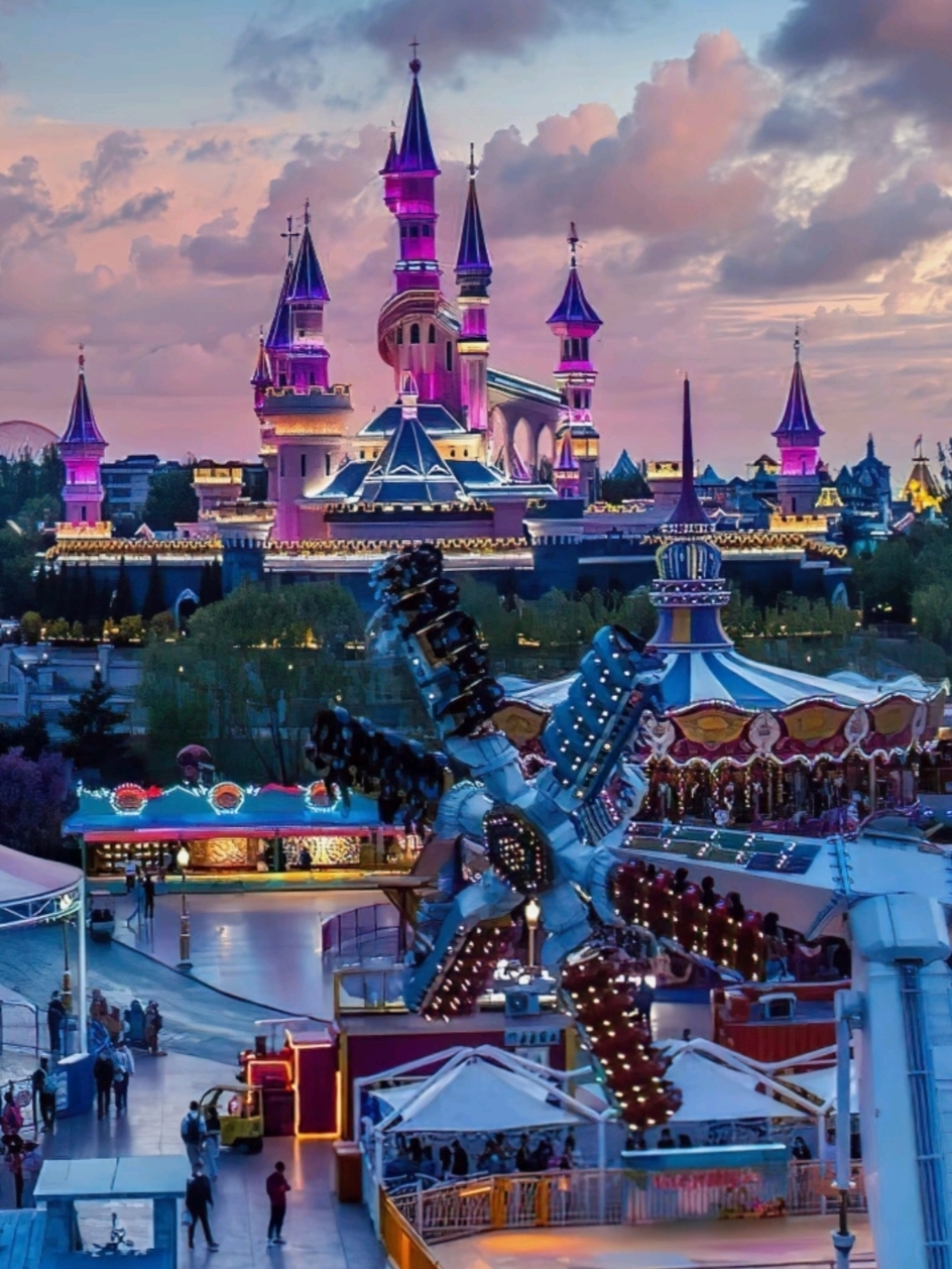 Fantawild Amusement Park.
Shenyang's answer to Disneyland.

#shenyang

This is the closest analogue to Disneyland in Shenyang and is what people most often think of when they talk about "Chinese Disneyland." Fantawild is a massive open-air amusement park, built using state-of-the-art technology, that combines entertainment, science fiction, and world-class interactive shows. The park covers over 600,000 square meters and offers a sense of magic and adventure, just like the famous Western theme parks.

🎉⚡🌟Attractions and Zones

The park features over 300 attractions and experiences, divided into several themed zones. The most popular are:

Soaring Over the Horizon: A full-scale flight over the world on a giant screen.

Dinosaur Crisis: A dynamic 4D journey into the world of dinosaurs.

Mount Vesuvius: A roller coaster inside a volcano.

Strange Tales of Liaozhai: A mystical show with holographic effects based on Chinese legends.

Conch Bay: A colorful and vibrant show for children.

Also available are classic attractions: Meteor (an extreme roller coaster), Mystery of the River Valley (a water adventure), and many others.

❤️Practical Information

📍Address: Shenbei District, Shengjing Road, No. 55.
· 🚇 How to get there: Take Metro Line 2 to Putian Road Station, then transfer to bus 192. You can also take buses 191, 236, or 255 from the city center.

📅 Seasonality

☀️ Main Season: The best time to visit is from May to August. Most attractions, including slides and water shows, are open during this time.
❄️ Winter (approximately November–March): The park is generally closed for winter renovations because most of the attractions are outdoors, and they simply don't operate in extreme cold. In some years, winter festivals with ice sculptures, snow slides, and evening fireworks were held from December to February, but this is the exception, not the rule, and doesn't happen every year.

🕒 Seasonal Opening Hours

During warmer months, opening hours vary depending on the day of the week:

Weekdays (Mon–Fri): Typically 9:30 AM to 5:30 PM.

Weekends (Sat–Sun): 9:00 AM to 6:00 PM.

Summer holidays: During peak season, the park may be open until 9:00 PM, and a night program with shows and fireworks opens at 4:00 PM.

❗❗❗Important: The park is closed on New Year's and Chinese New Year (春节).

⚡If you go, be sure to check the current opening status on the official website or in the "方特旅游" app, especially if you're planning a trip in the spring or fall.

· 💰 Ticket prices:
· Standard ticket: ~280 RMB.
· Child ticket (height 1.1–1.4 m): ~180 RMB.
· Children under 1.1 m: Free (when accompanied by an adult).
· Night ticket (from 4:00 PM): ~199 RMB.

· Please note that prices may vary depending on the season.

