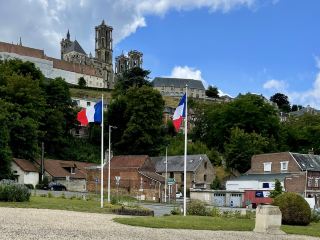 Located in the Aisne department of the Hauts-de-France region, Laon is a historic hilltop city with a population of around 25,000. The city is built on a rock.