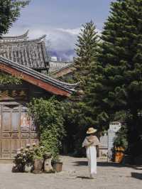 Lijiang: A Duet of Beautiful Scenery and Crow