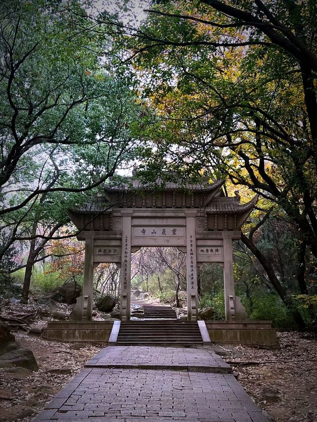 陰雨迷霧，靈岩勝境