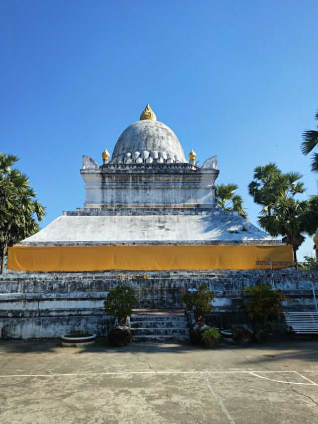 老撾｜琅勃拉邦最大的佛像和唯一的僧伽羅式佛塔