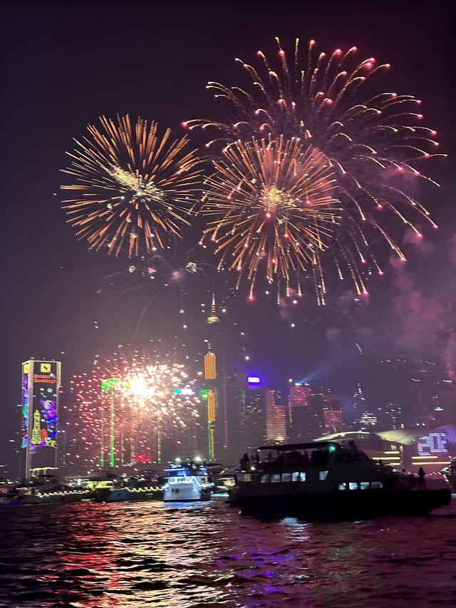 坐上香港維多利亞港遊輪看跨年煙花是什麼體驗～