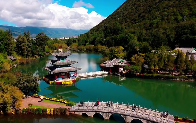 丽江黑龙潭公園：古城中的翠綠明珠