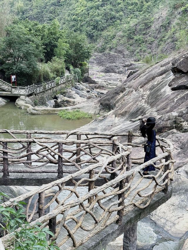 探秘青蘭怪臼谷國家地質公園：億年地質奇觀