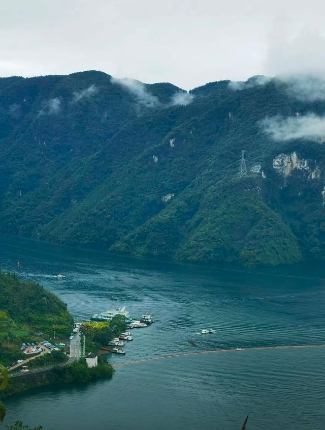 清江畫廊，一幅美麗的山水風景圖
