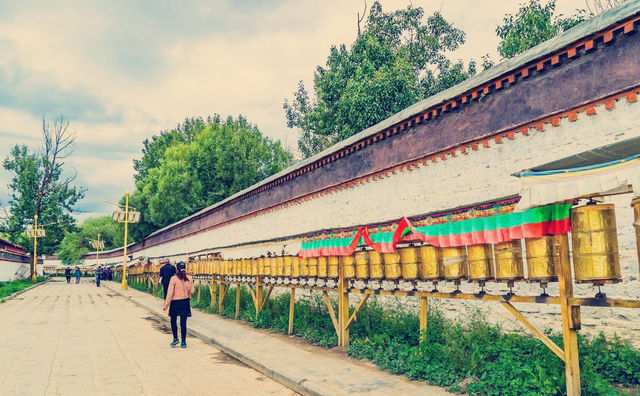 西藏日喀則宗山轉經路，充滿了莊嚴肅穆，是俯瞰城市美景的好去處