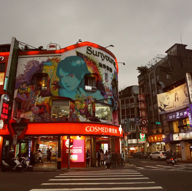 臺北必去景點西門町在人潮洶湧中看臺北街頭繁華