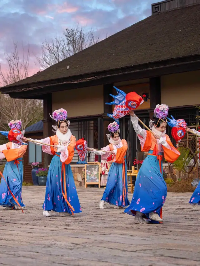 A place loved by both adults and children! Spend two nights at Nianhua Bay during the Spring Festival, enjoy the flower lanterns, and watch performances!