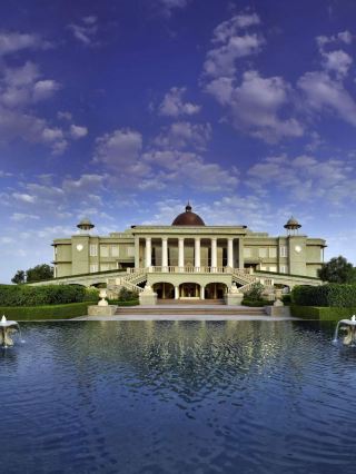 🌟 Udaipur's Luxe Lakeside Retreat ✨ Unwind & Dine 🍽️