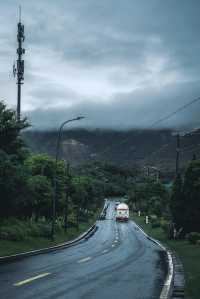 不在新疆蘇州人有自己的「阿勒泰」||雨後通往大陽山的路上， 只見山間霧氣繚繞， 彷彿一幅流動的水。