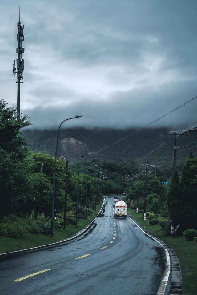 不在新疆蘇州人有自己的「阿勒泰」||雨後通往大陽山的路上， 只見山間霧氣繚繞， 彷彿一幅流動的水。