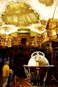 瑞士聖加倫修道院——「歐洲書房」金碧輝煌。