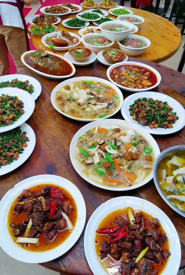 A fly restaurant that has been open for 30 years in Chengdu.