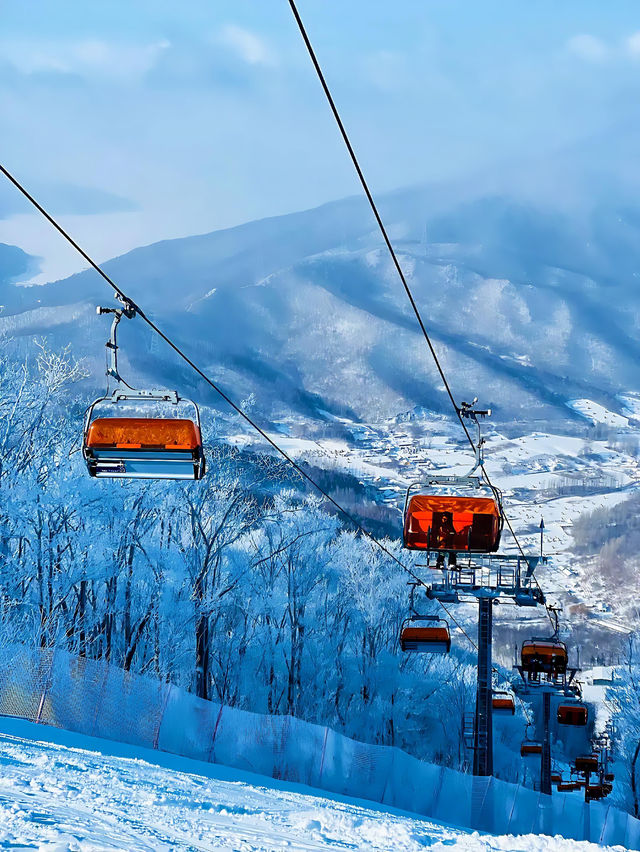 松花湖滑雪場：冰雪樂園，暢享多元爽滑體驗。