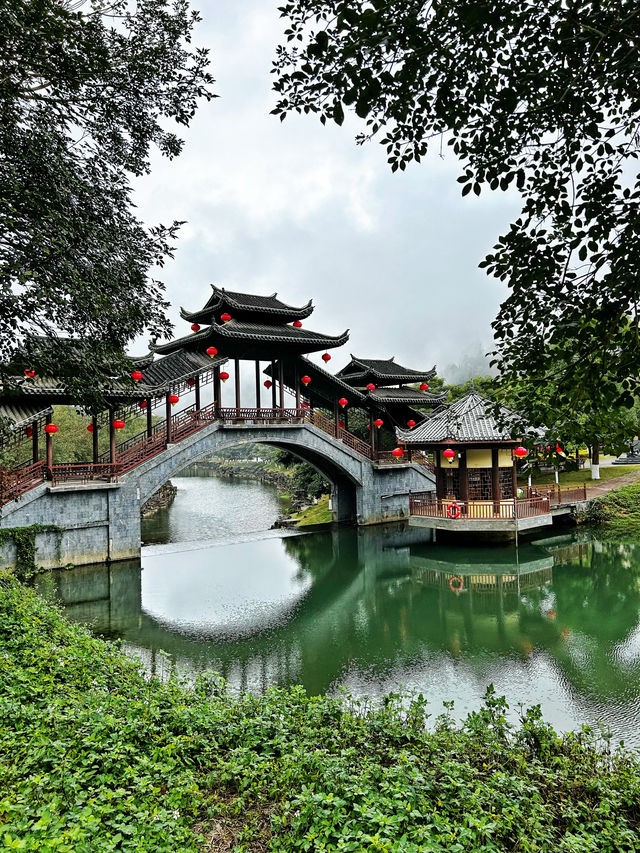 屏邊·滴水苗城