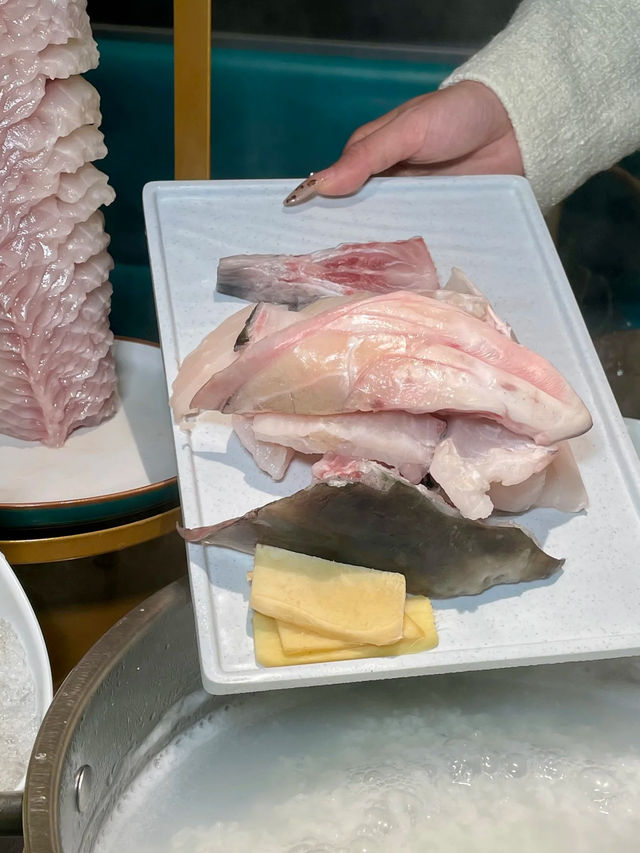 這家寶藏脆鰱魚火鍋店真的好火爆