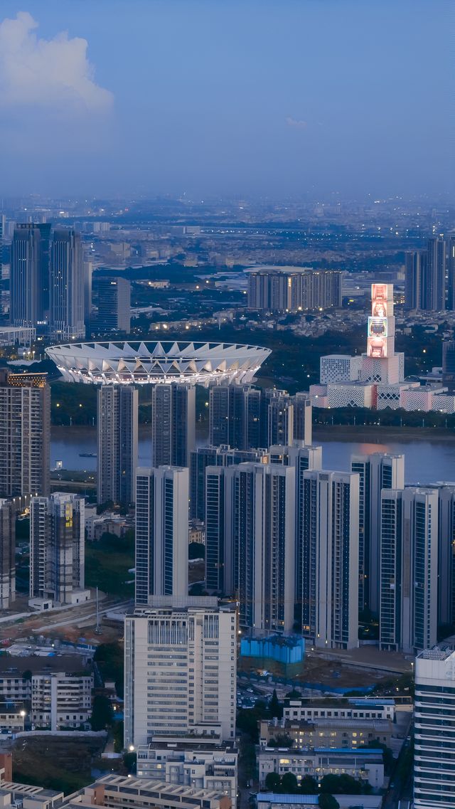 我在佛山拍到了廣州塔/邂逅城市的藍調時刻