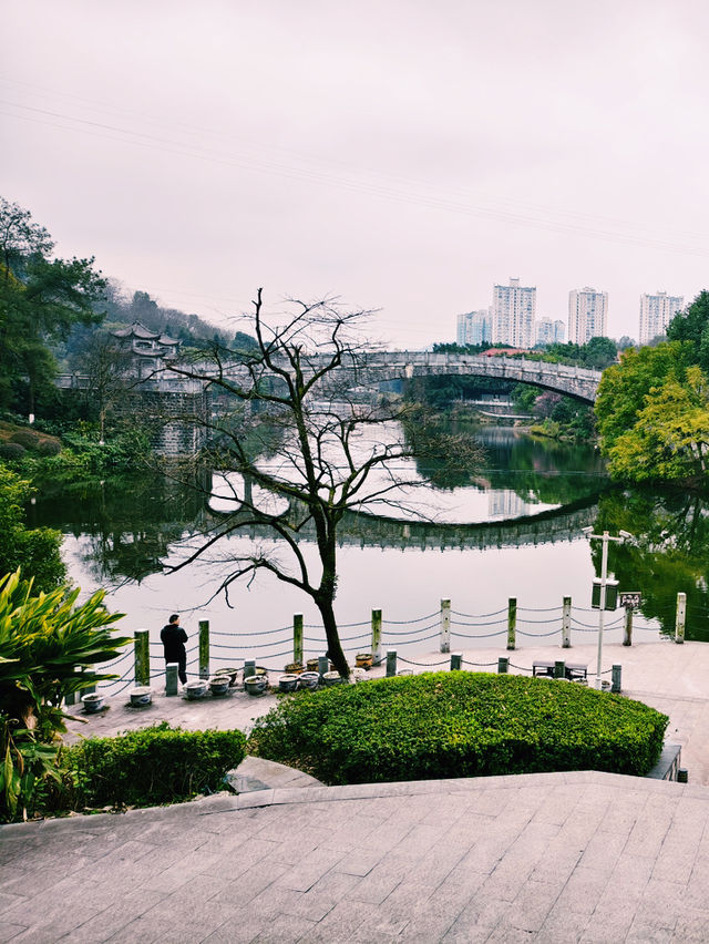 重慶市著名寺廟公園景點：華岩寺，適合拍照打卡親子遊戲閒暇度假地！