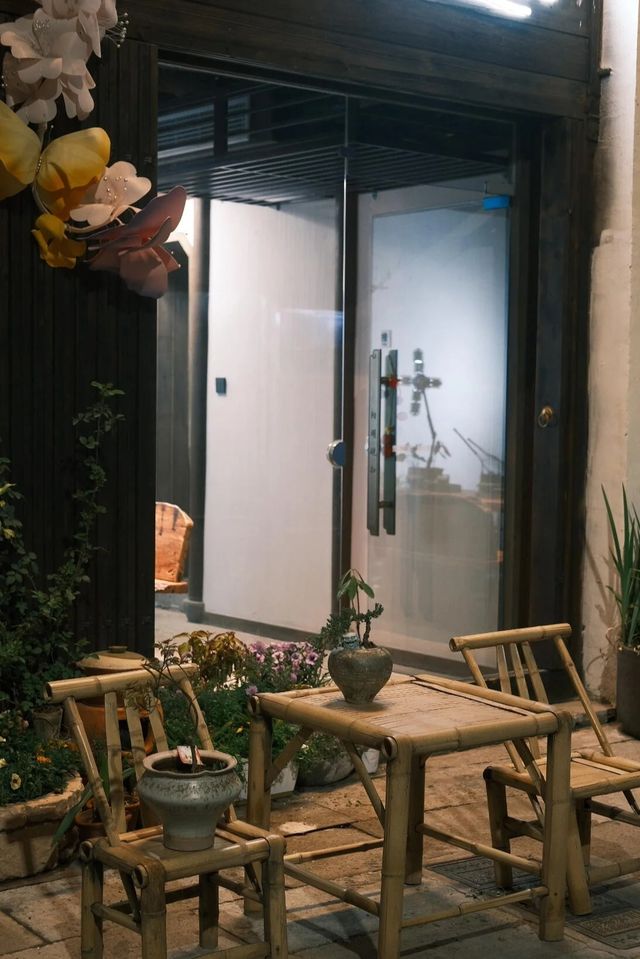 紹興寶藏餐廳分享 簷下煙火.綠意成詩 青磚黛瓦在暮色裡暈開水墨 我推開雕花木門的剎那 驚起一院草木的