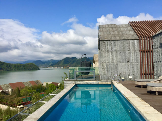 集山、湖、優秀人文建築於一體嘅高級酒店！